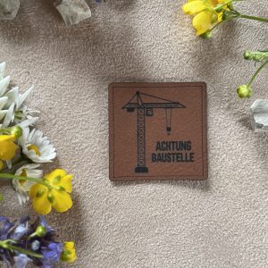 Kunstlederlabel "Kran Achtung Baustelle"
