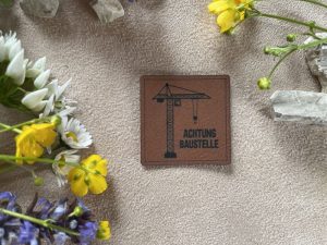 Lederlabel Kran Baustelle