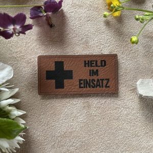 Lederlabel Held im Einsatz