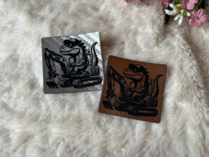 Lederlabel Dino am Bagger