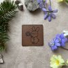 Hase mit Blume Lederlabel