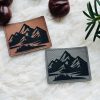Lederlabel "Berge mit Wald" 2 braun und grau