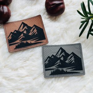 Lederlabel "Berge mit Wald"