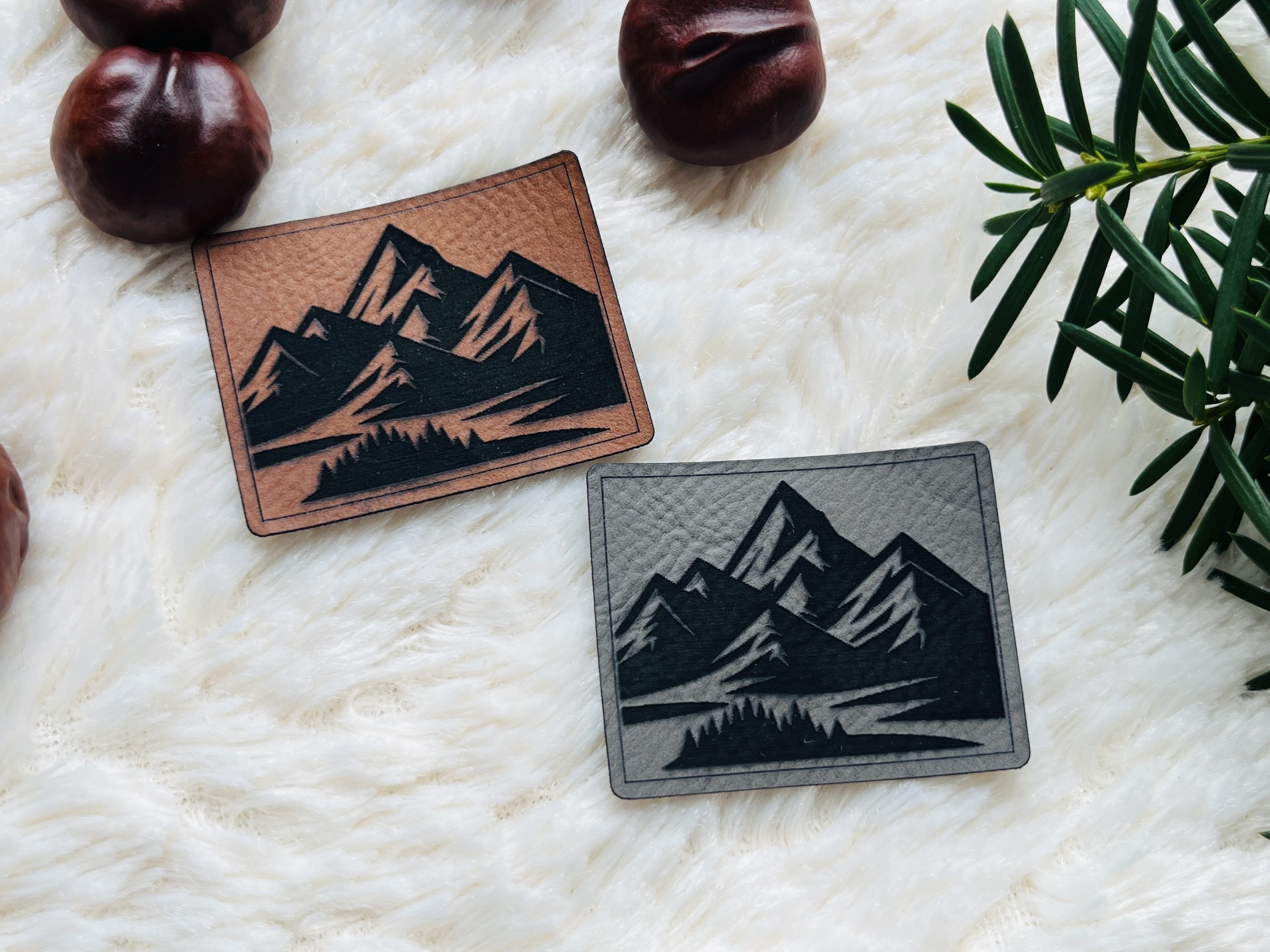 Lederlabel "Berge mit Wald" 1 Lederlabel "Berge mit Wald"