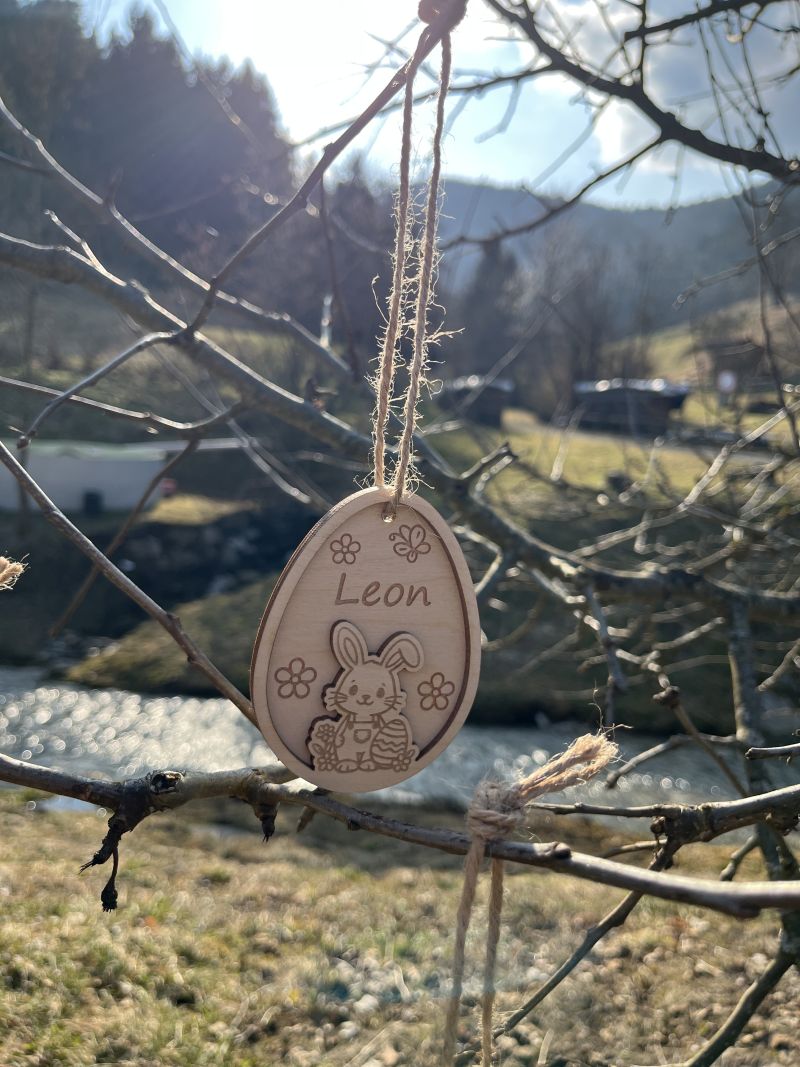 Personalisierter Oster Geschenkanhänger aus Holz – mit Name graviert | Osterhase Anhänger | Ostergeschenk für Kinder 4 Personalisierter Oster Geschenkanhänger aus Holz – mit Name graviert | Osterhase Anhänger | Ostergeschenk für Kinder – Bild 4